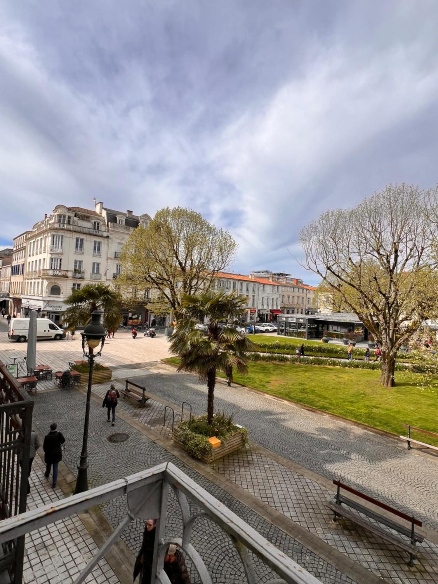 La Colbertine - Charming Apartment In Place Colbert โรชฟอร์ ภายนอก รูปภาพ